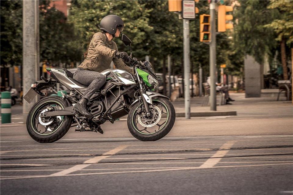 Racing in the Street: Elektrische Motorräder wie die Kawasaki Z e-1 eignen sich auch für den urbanen Raum.Kawasaki/dpa-tmn