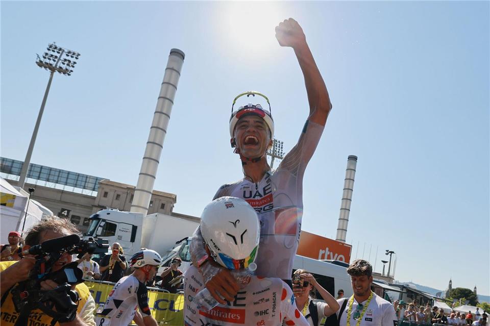 Rad-Superstar Tadej Pogacar hievt Isaac del Toro in die Höhe. Stephanie Lecocq/Pool Reuters/AP/dpa