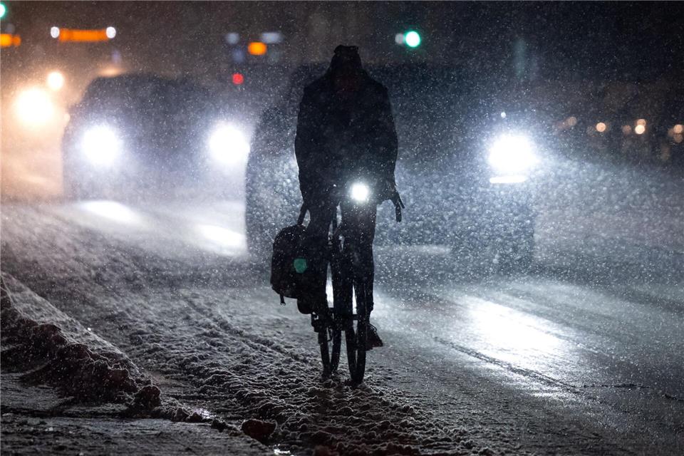 Radfahren im SchneegestöberSven Hoppe/dpa