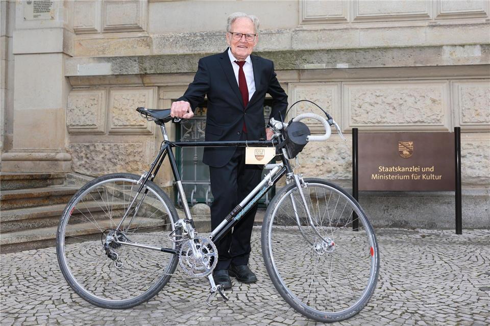 Radfahrer Täve Schur wurde mit dem Landesverdienstorden ausgezeichnet. Peter Gercke/dpa