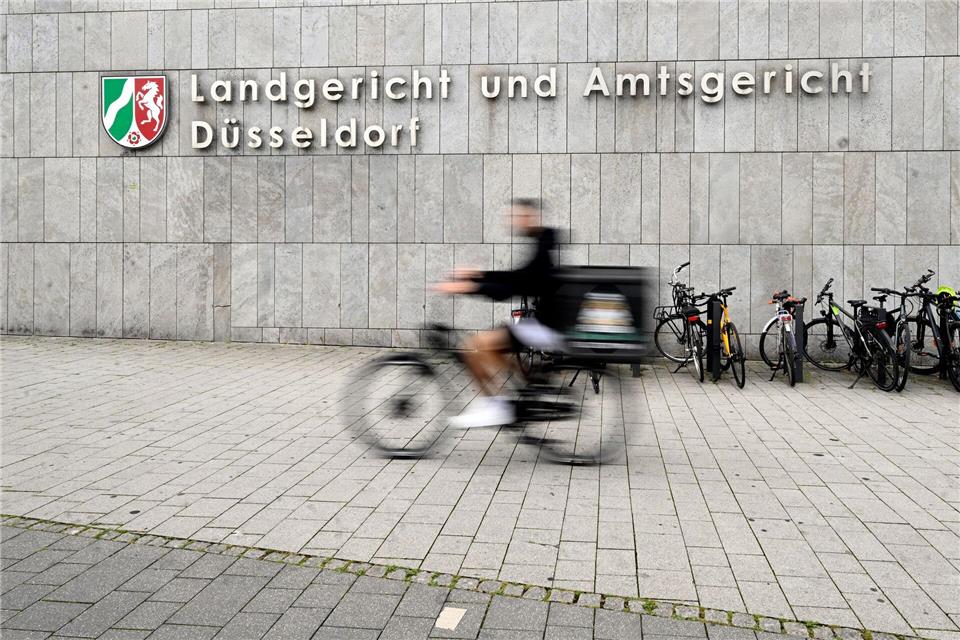 Radfahrer absichtlich überrollt - Fünf Jahre Haft Radfahrer absichtlich überrollt: Urteil verkündet.Roberto Pfeil/dpa