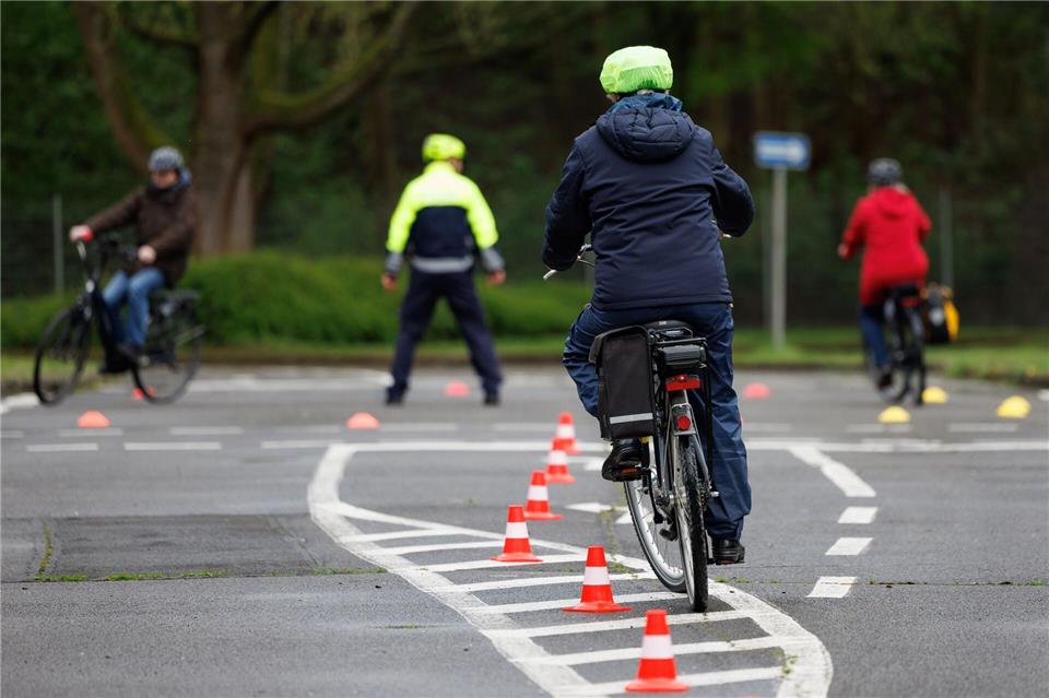 Radfahrer fahren mit ihren Pedelecs über einen Verkehrsübungsplatz. (Archivbild)Friso Gentsch/dpa