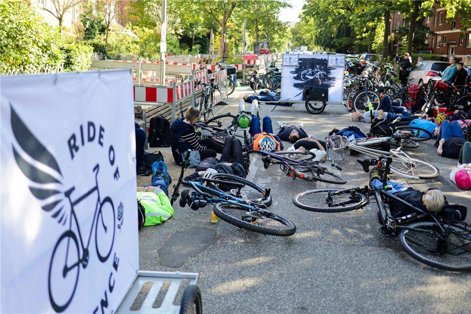 Radfahrer haben sich auf die Fahrbahn gelegt, um gegen eine ihrer Ansicht nach zu autofreundliche Verkehrspolitik zu protestieren.Frank Molter/dpa