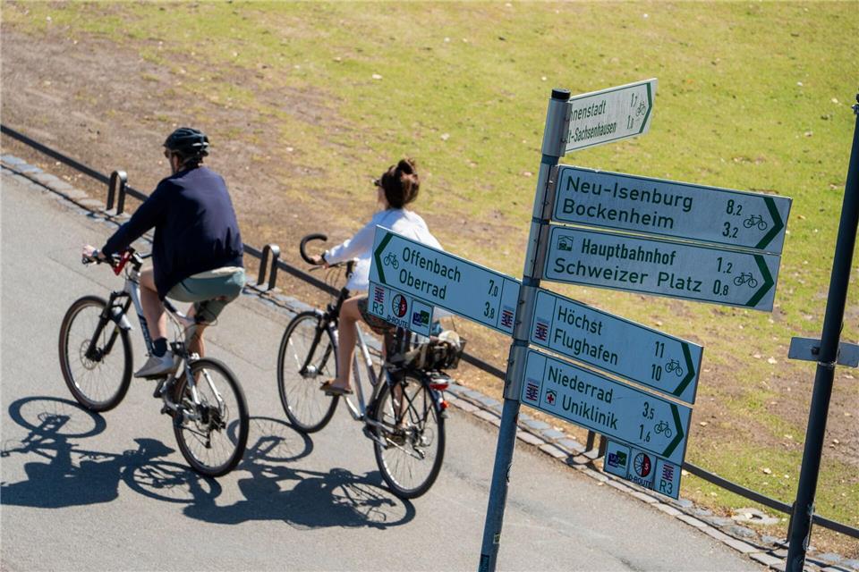 Radfahrer sind am Mainufer unterwegs, an dem auch der Radfernweg R3 verläuft. Andreas Arnold/dpa