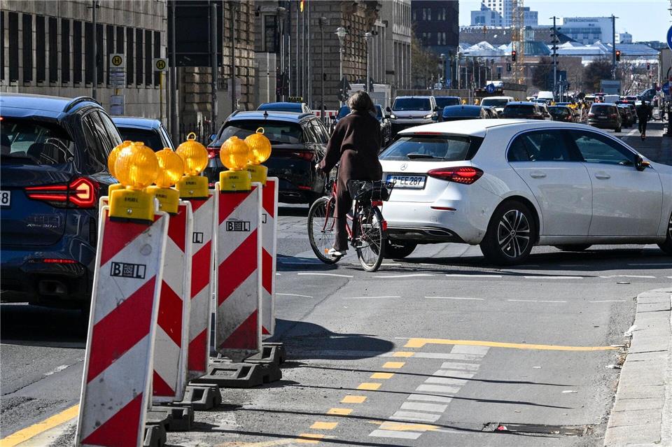 Radfahrer sind neben Fußgängern im Berliner Straßenverkehr besonders gefährdet. (Foto - Produktion) Jens Kalaene/dpa