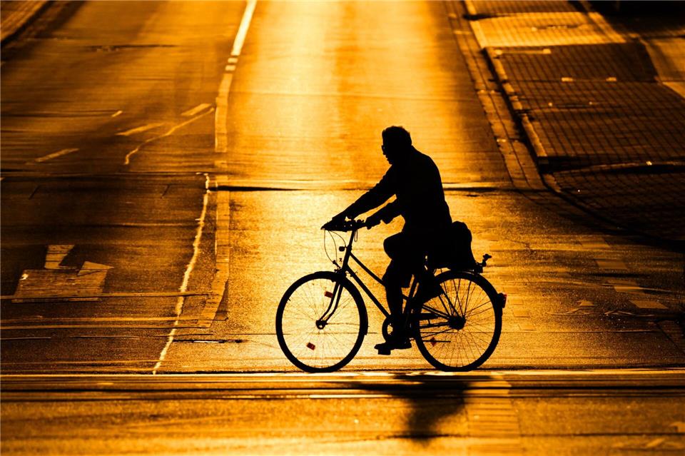Radfahrer verunfallen oft auch ganz alleine. (Symbolbild)Julian Stratenschulte/dpa