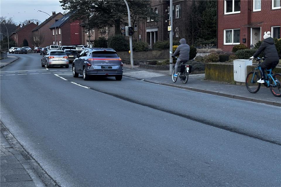 Radfahrer weichen aktuell an der Dorstener Straße auf den Bürgersteig aus. Künftig bekommen sie auf der Straße eine eigene Spur.