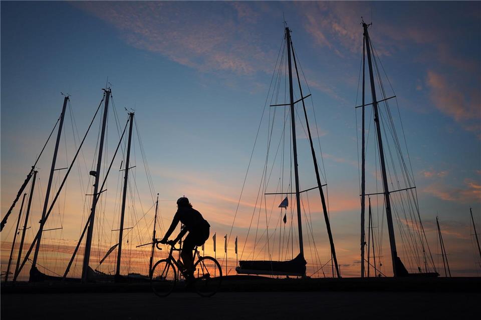 Radfahrerinnen und Radfahrer kommen im Norden auf zahlreichen Strecken auf ihre Kosten. (Symbolbild)Marcus Brandt/dpa