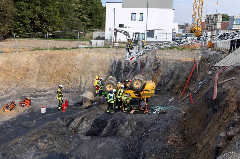 Radlader kopfüber in der Baugrube - die Feuerwehr birgt den verletzten Fahrer. (Foto aktuell)Justin Brosch/dpa
