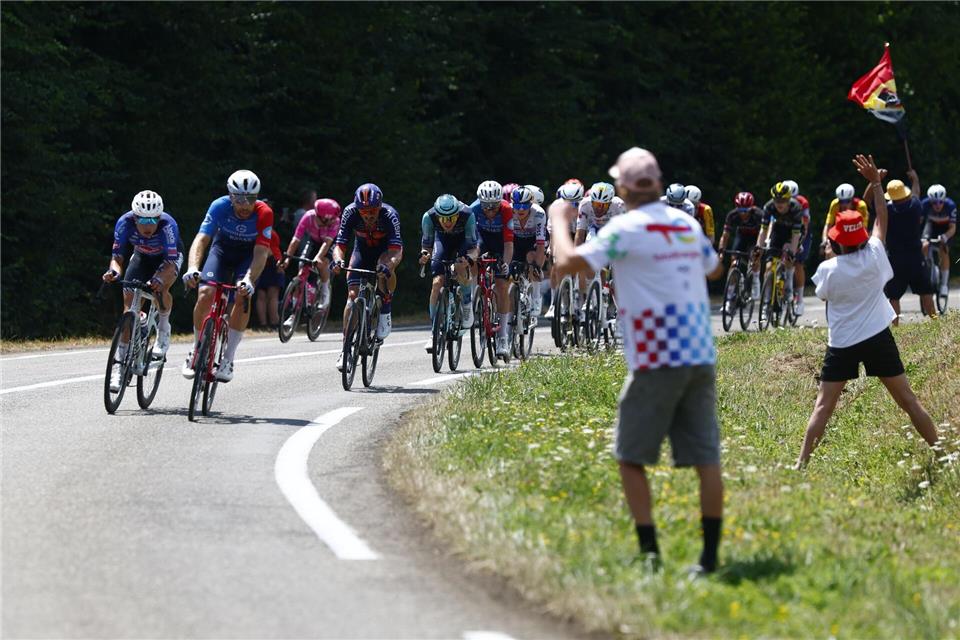 Radprofis auf der 13. Etappe der Tour de France. Pool Luca Bettini/Belga/dpa