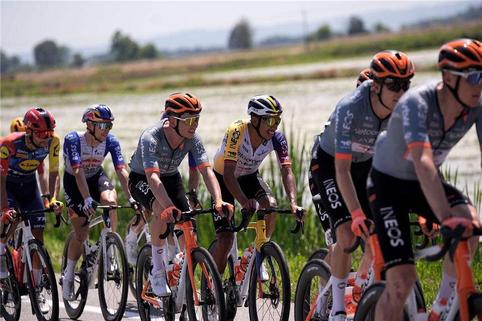 Radprofis auf der 13. Etappe des 109. Giro d’Italia. Marco Alpozzi/LaPresse via ZUMA Press/dpa