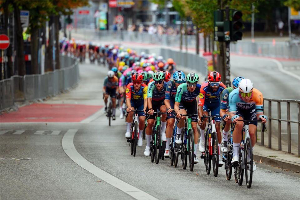 Radprofis bei den 29. Cyclassics. Gregor Fischer/dpa
