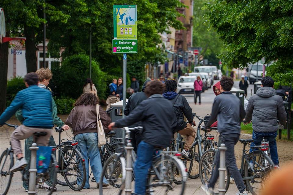 Radwege nutzen auch Fußgängern und Fußgängerinnen, sagt eine Forscherin.Andreas Arnold/dpa