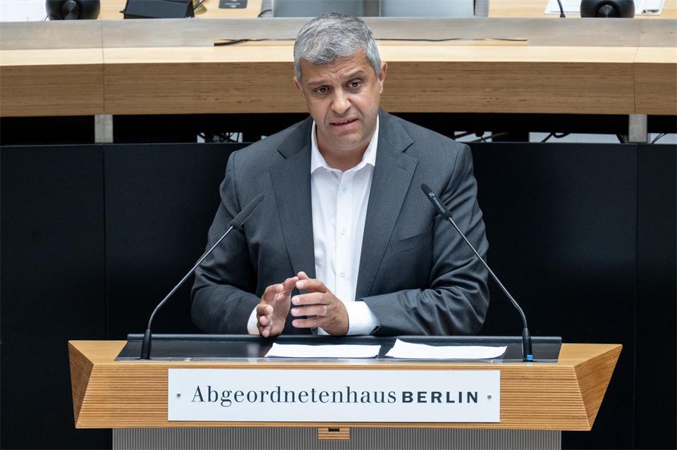 Raed Saleh ist seit 15 Jahren Vorsitzender der SPD-Fraktion in Berlin. (Archivbild)Sebastian Christoph Gollnow/dpa