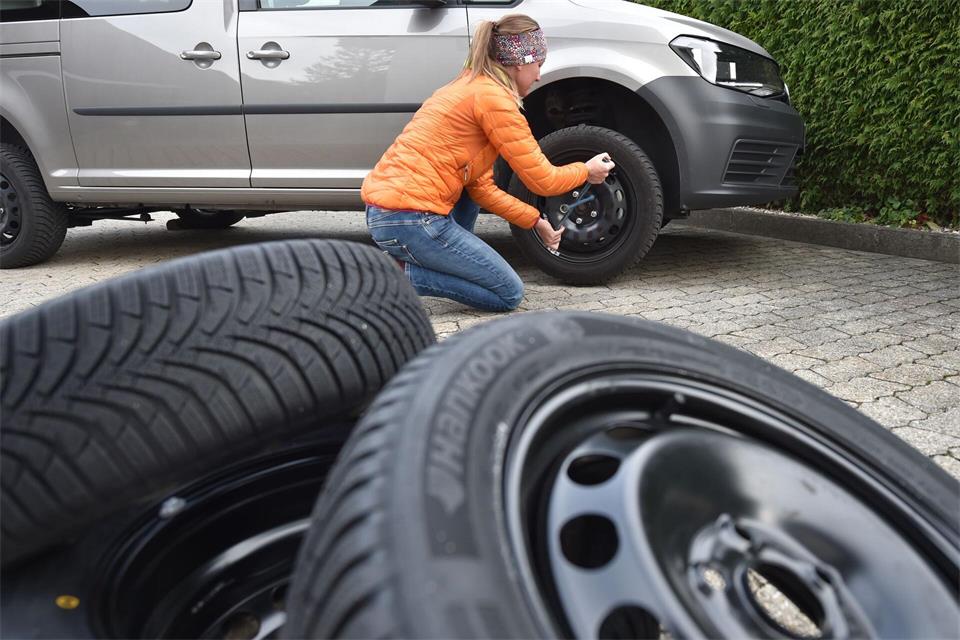 Räder selbst wechseln: Beim eigenständigen Tausch nicht die Sicherheit vergessen.Angelika Warmuth/dpa/dpa-tmn