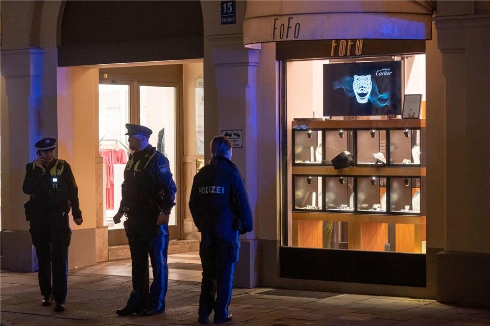 Räuber sind nach einem Überfall auf einen Juwelier in einer der teuersten Geschäftslagen Münchens unerkannt entkommen. Peter Kneffel/dpa