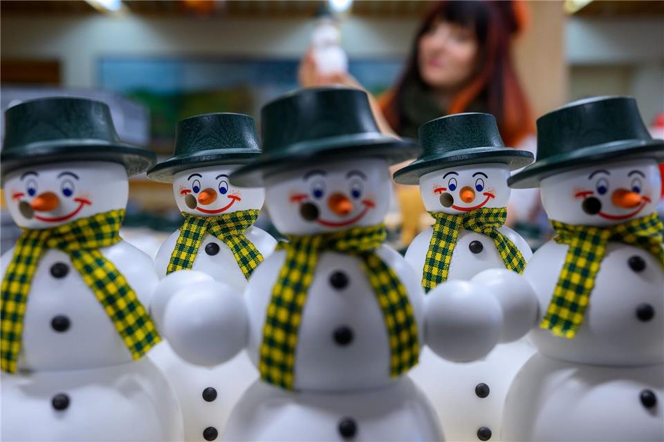 Räucherfiguren aus dem Erzgebirge wie diese Schneemänner sind in der Weihnachtszeit beliebt (Archivbild) Hendrik Schmidt/dpa