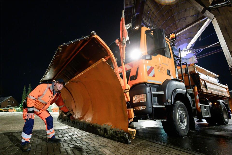Räum- und Streudienste sind auch nachts unterwegs. Philipp Schulze/dpa