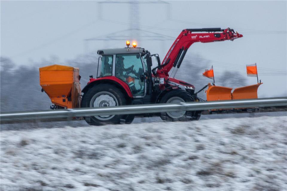 Räum- und Streudienste waren vielerorts im Dauereinsatz. Jens Büttner/dpa