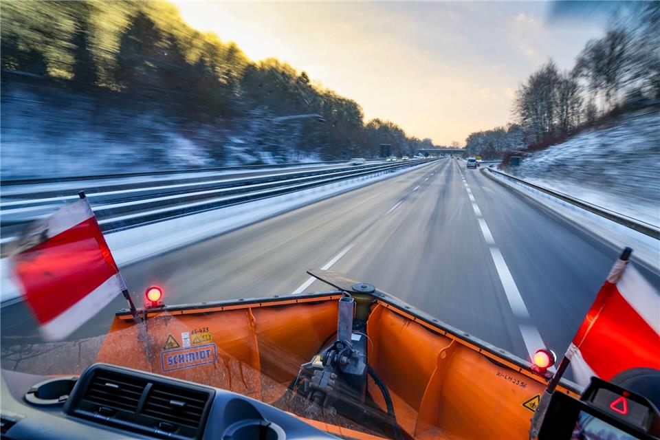 Räum- und Streufahrzeuge besitzen im Winter Sonderrechte: Autofahrer sollten ausreichend Abstand halten und vorsichtig fahren.Frank Molter/dpa/dpa-tmn