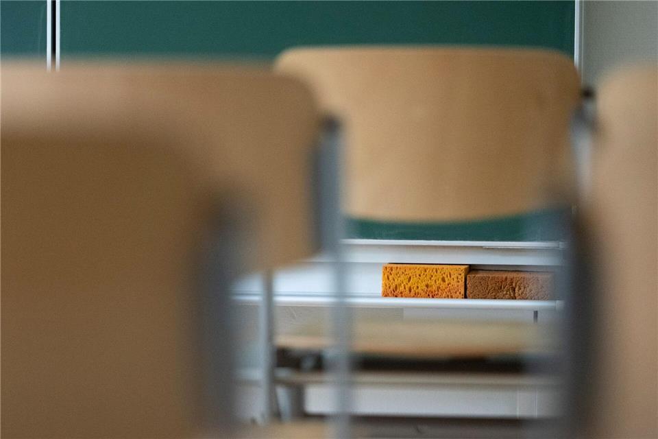 Räume für den Schulbetrieb vorsorglich geschlossen. (Symbolbild)Marijan Murat/dpa