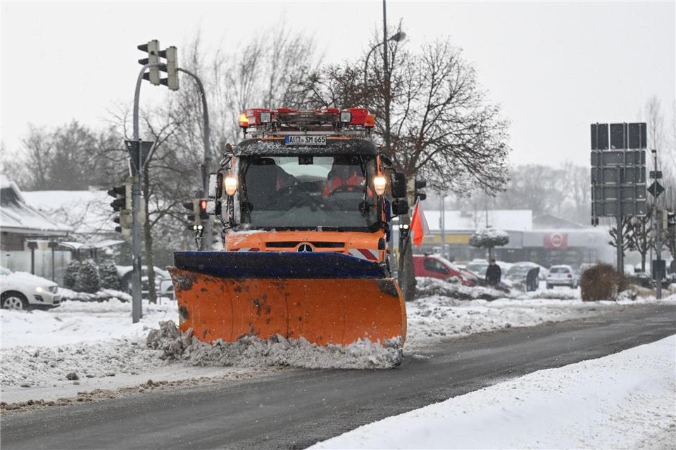 Räumfahrzeuge der Straßenmeistereien könnten während der Warnstreiks still stehen und damit Verkehrsteilnehmern Probleme bereiten. (Symbolbild)Lars Penning/dpa