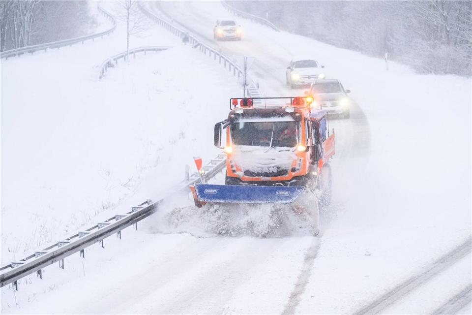 Räumfahrzeuge hatten viel zu tun. #Julian Stratenschulte/dpa