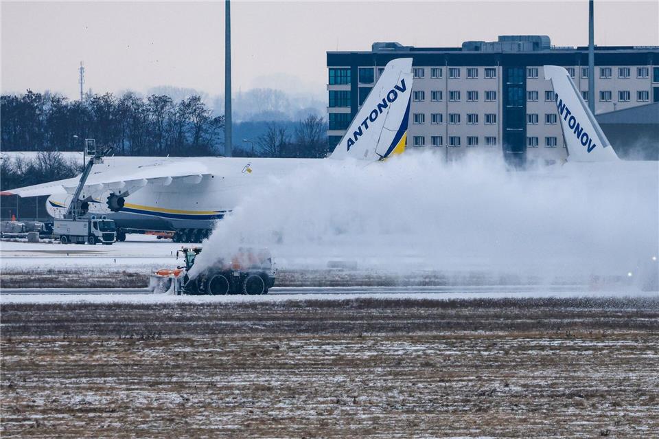 Räumfahrzeuge sind an den Flughäfen Leipzig/Halle und Dresden im Einsatz.Jan Woitas/dpa