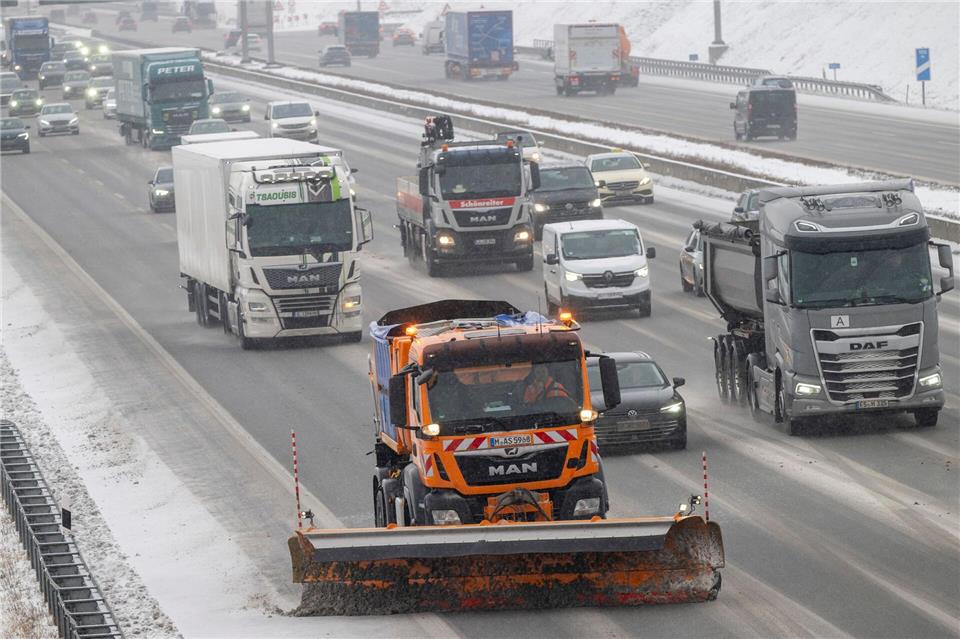 Räumfahrzeuge sind im Freistaat unterwegs.Peter Kneffel/dpa