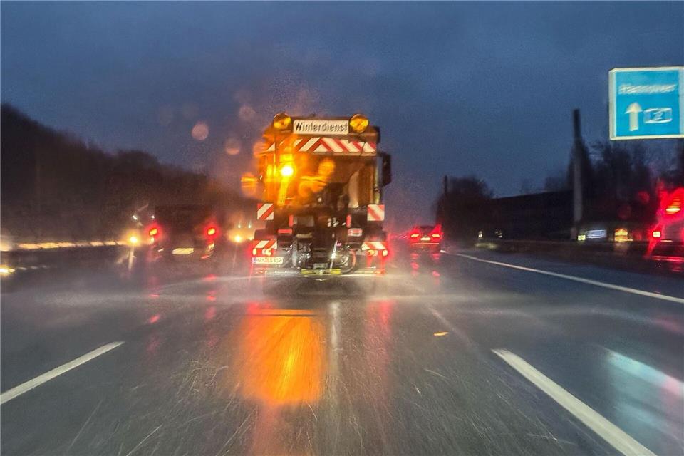 Räumfahrzeuge waren im Dauereinsatz.Oliver Berg/dpa