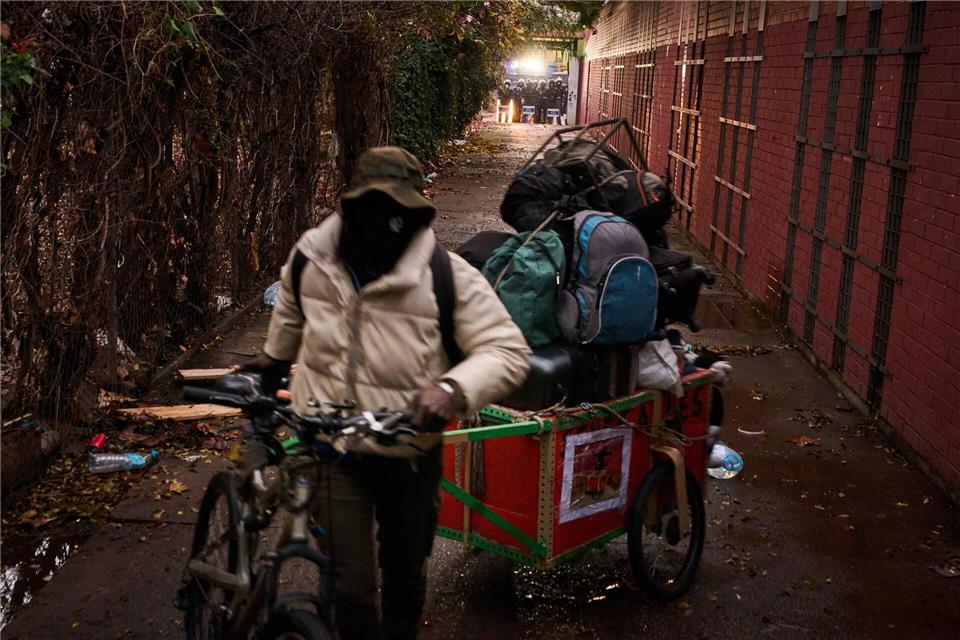 Räumung bei Barcelona: Polizei geht gegen illegale Migrantenunterkunft vorEmilio Morenatti/AP/dpa