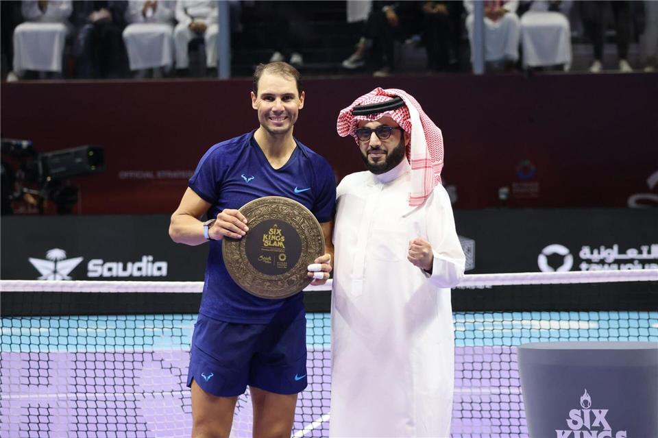 Becker spricht Klartext über „Sorgenkind“ Zverev Rafael Nadal (l) war bei der Turnier-Premier im Vorjahr noch als Spieler dabei.Luo Chen/XinHua/dpa