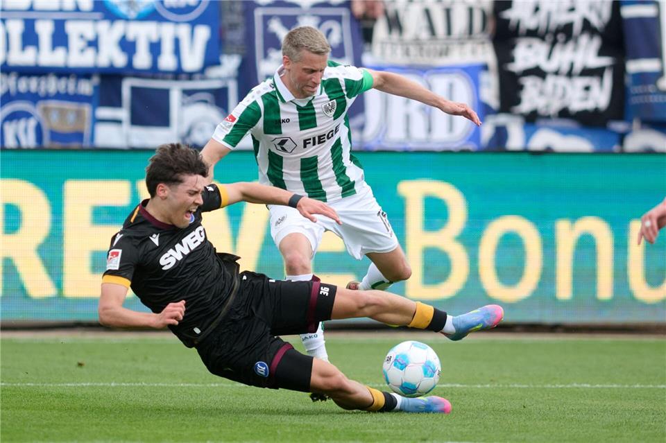 Rafael Pinto Pedrosa (l) hat seinen Vertrag beim Karlsruher SC verlängert.Bernd Thissen/dpa