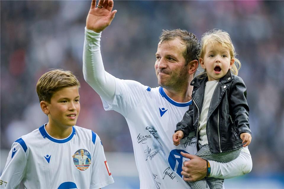 Rafael van der Vaarts Sohn Damián (l) hat seinen Vertrag bei Ajax Amsterdam verlängert.Axel Heimken/dpa