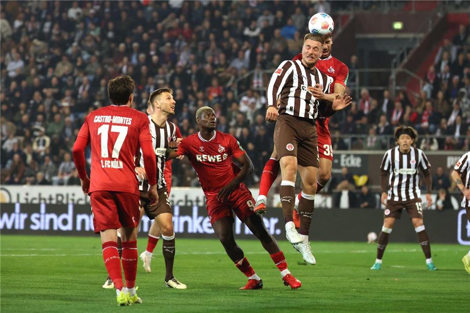 Ragnar Ache (Mitte) verletzt sich in Hamburg und fällt vorerst aus.Christian Charisius/dpa