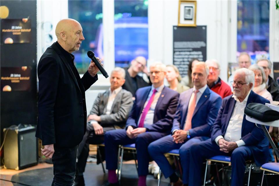 Raimund Nowak, Vorsitzender des Vereins Hundertwasser Bahnhof, spricht bei einer Feierstunde zum 25-jährigen Bestehen.Philipp Schulze/dpa