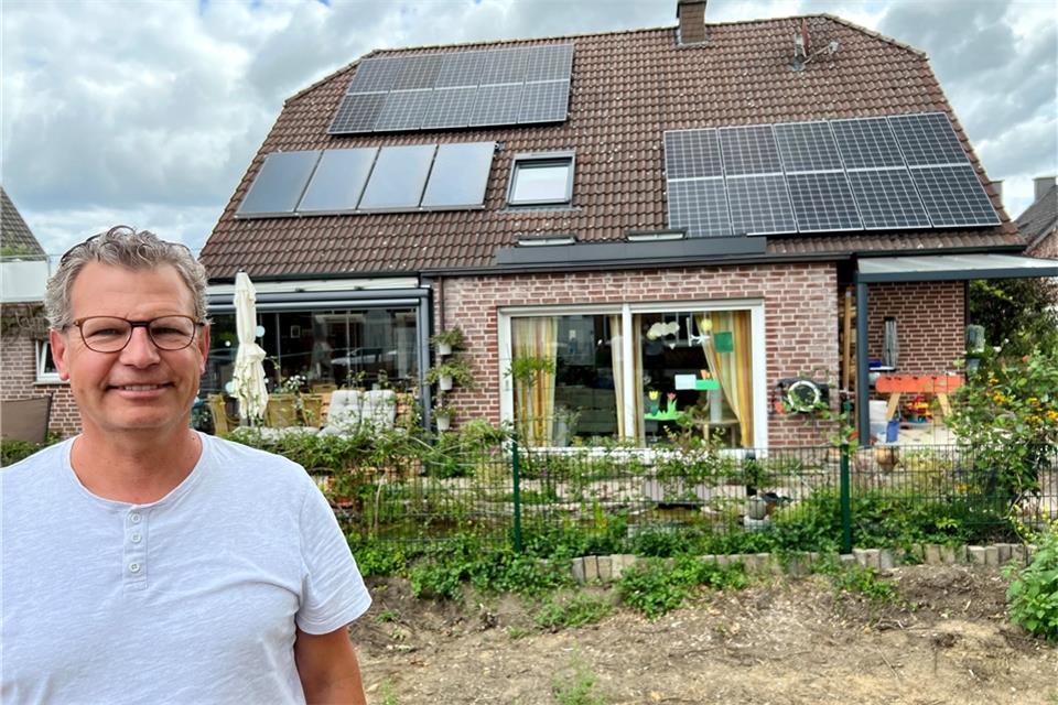 Rainer Böhle vor seinem Haus. Innerhalb von drei Jahren hat er seine persönliche Energiewende vollzogen. 