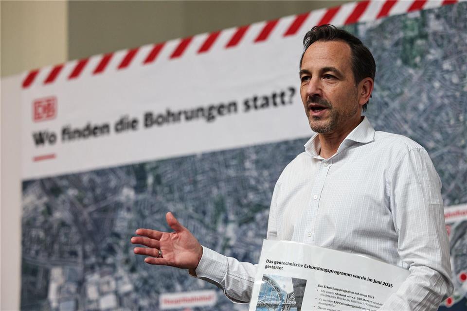 Rainer Haschke, Leiter der Bautechnik, stellt das Projekt vor.Hannes P. Albert/dpa