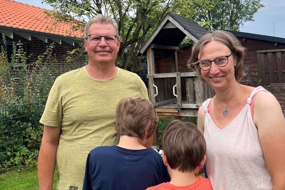 Rainer und Astrid Böhle wollen den beiden Pflegekindern, deren Gesichter nicht gezeigt werden dürfen, ein neues Zuhause in Raesfeld ermöglichen.