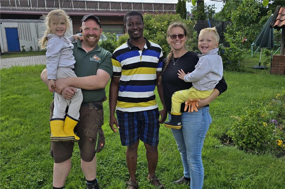 Landwirt aus Ghana lernt Biohof in Rhede kennen  Rainer und Stephanie Overkämping mit Carolin und Theo sind noch bis Juli Gastgeber für Solomon Ajongba aus Ghana.