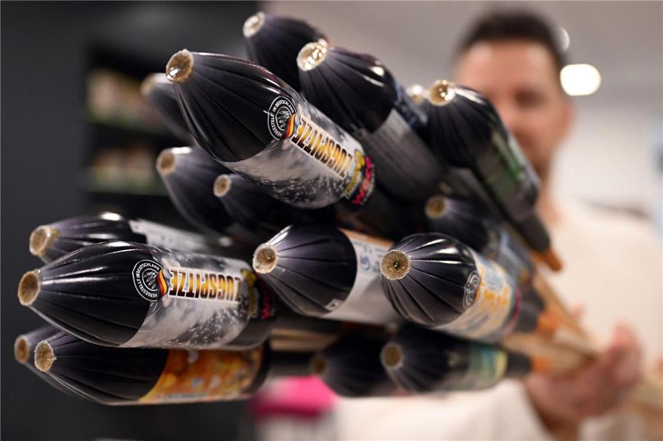 Raketen von Weco - sie sind aus Pappe, wie die Firma betont. Plastikkappen haben sie nicht mehr. Federico Gambarini/dpa