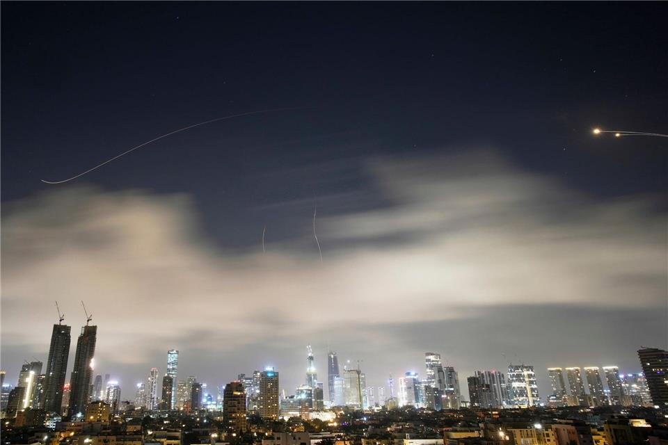 Raketenabwehr feuert, um Raketen aus dem Iran über Tel Aviv abzufangen. Ohad Zwigenberg/AP/dpa