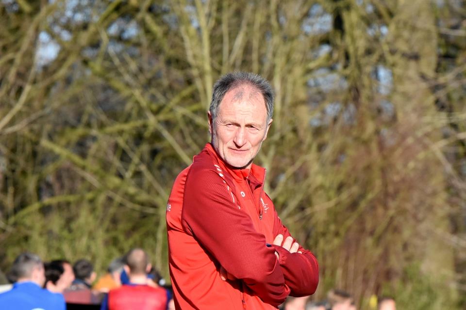 Ralf Bugla kehrt am Sonntag auf den Borkener Trainerstuhl zurück. Ein zeitlich befristeter Job. Der 60-Jährige füllt beim Landesligisten ein Vakuum, denn erst zur neuen Saison kann Christian Erwig die SG übernehmen. Vor zehn Tagen hatte sich die von Coach Sven Elsbeck getrennt.