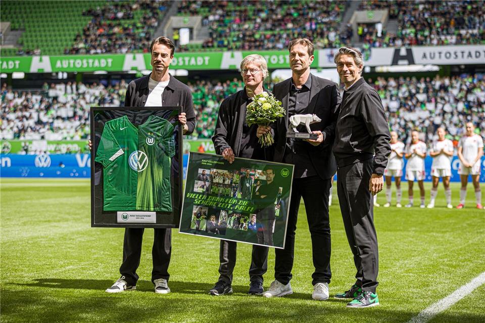 Ralf Kellermann, Direktor Frauenfußball beim VfL Wolfsburg (2.v.r.), wird verabschiedet.Moritz Frankenberg/dpa
