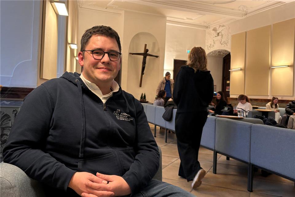 Ralf Meyer im Foyer der Jugendburg. Dort herrscht oft Kommen und Gehen. Tausende zumeist junge Gäste besuchen die Bildungsstätte des Bistums Münster pro Jahr.