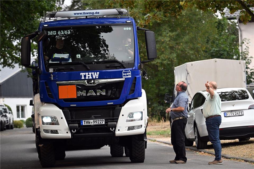 Ralf Nolten (l, CDU), Landrat des Kreises Düren und Stephan Cranen (parteilos), Bürgermeister der Gemeinde Hürtgenwald, weisen beim Waldbrand im Hürtgenwald einen THW-Lastwagen ein.Federico Gambarini/dpa