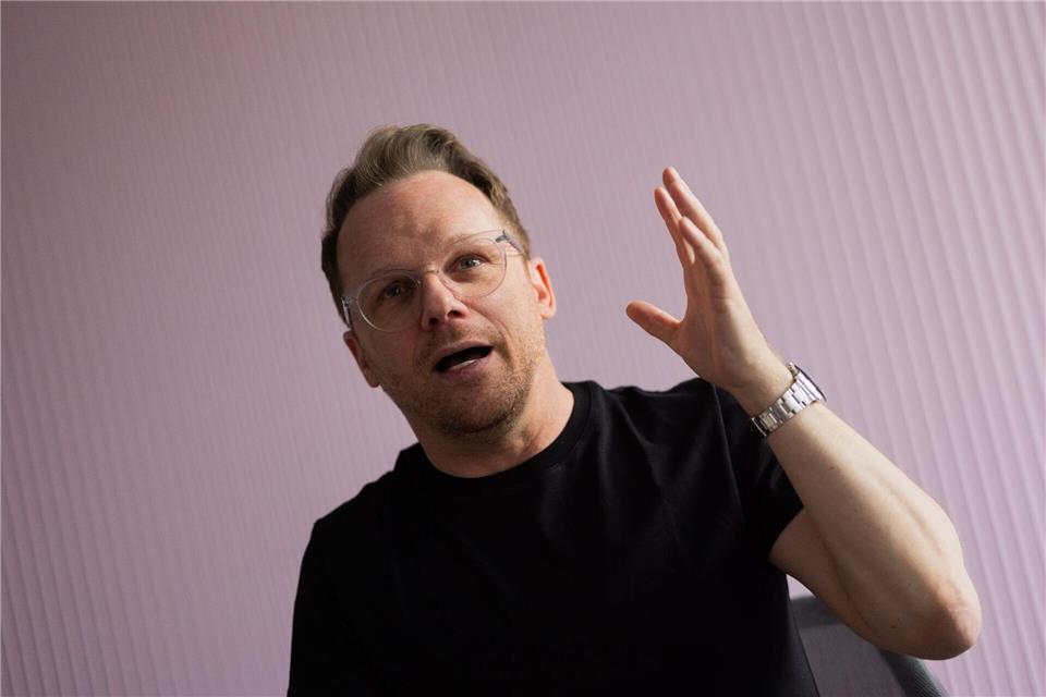 Ralf Schmitz setzt auf Tempo, Improvisation und seinen typischen schnellen Humor.Rolf Vennenbernd/dpa