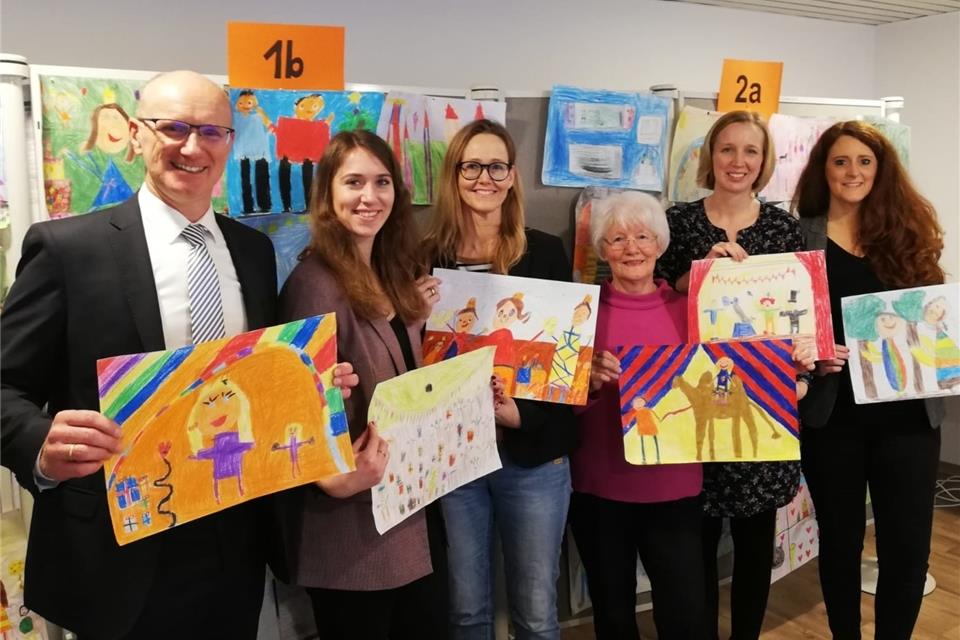 Ralf Steiger, Lena Lagermann, Anke Brakensiek, Renate Giehl, Katja Köster und Sandra Dichtler präsentieren einige der Bilder.