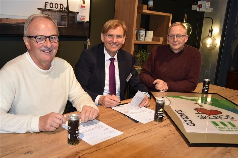 Ralf Tenbeck (Geschäftsführer von Möbel Kerkfeld, mitte) verlängerte am Mittwochnachmittag den Sponsoren- und Namensgebervertrag mit den Skurios Volleys Borken. Darüber freuten sich der RCB-Vorsitzende Bernd Nienhaus (links) und Teammanager Uli Seyer.