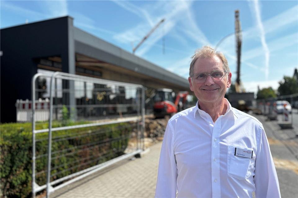 Ralf Tenbeck vor dem Hauptgeschäft in der Otto-Hahn-Straße. Dies wird aktuell um 650 Quadratmeter Verkaufsfläche erweitert.